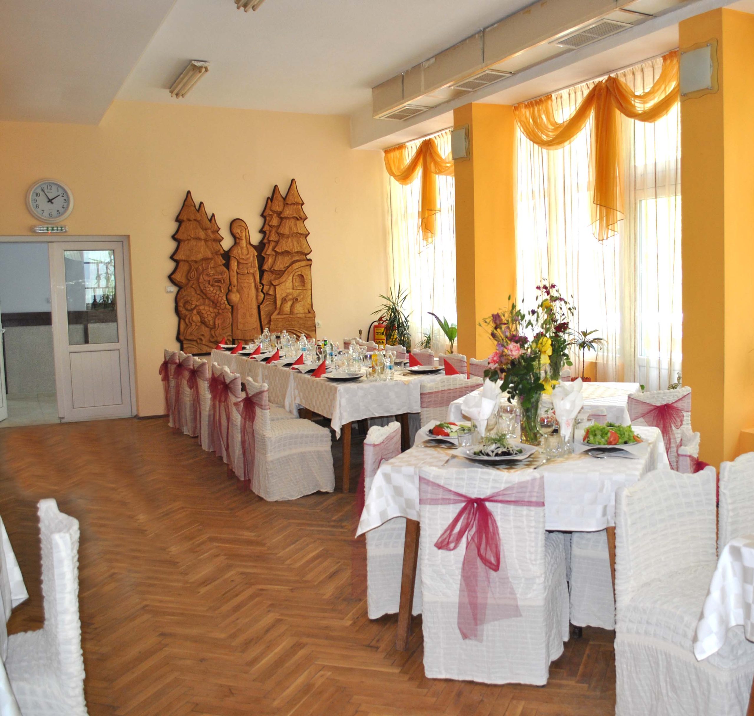 ресторант подготвен за мероприятие в почивна база Релакс Шипково